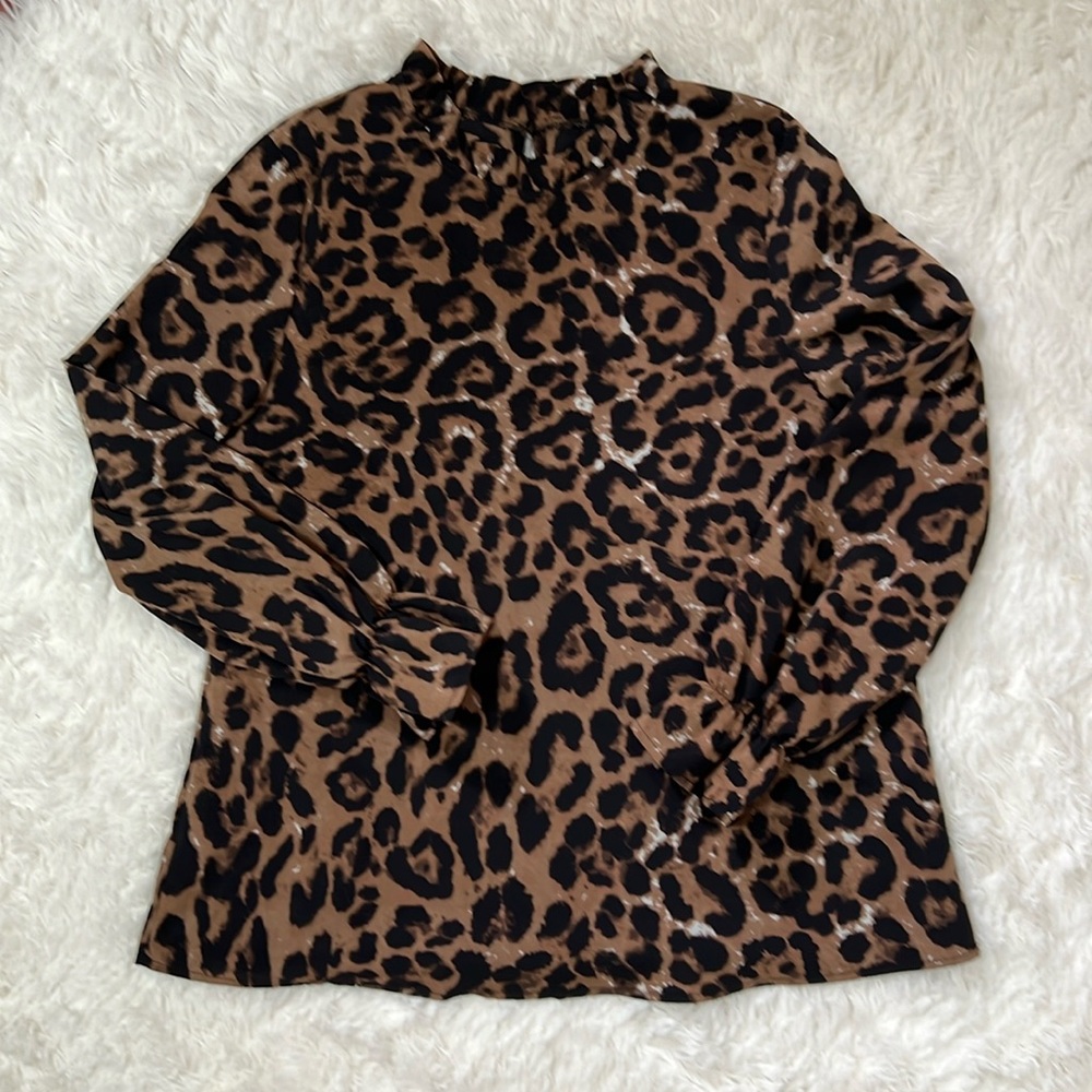 Leopard ruffled sleeve top and neck